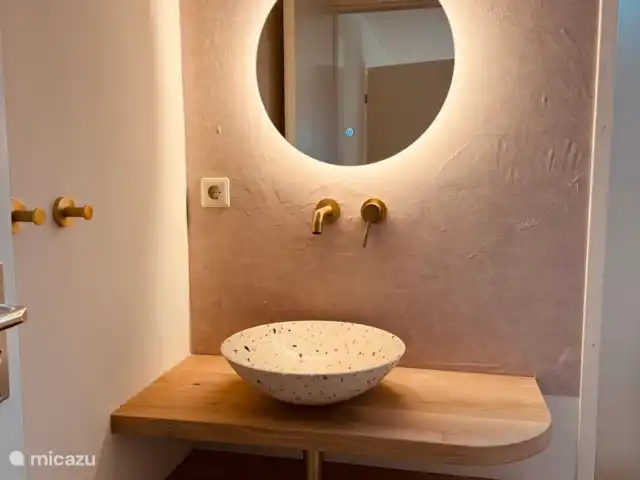 heelrijke moderne badkamer